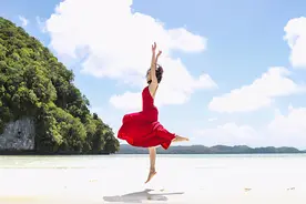 秦岚沙滩红裙大秀好身材，吊带红裙风情万种，很适合夏天的氛围图片