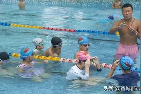 收费标准与往年持平、游泳培训走进小区、消毒较往年更密集……清凉一夏，游泳馆成市民避暑好去处图片