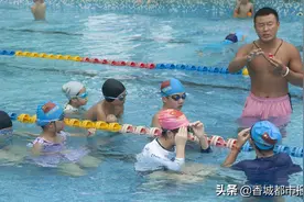 收费标准与往年持平、游泳培训走进小区、消毒较往年更密集……清凉一夏，游泳馆成市民避暑好去处图片