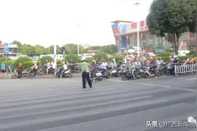 南宁严查骑“电驴”不戴头盔，15分钟60人被罚图片