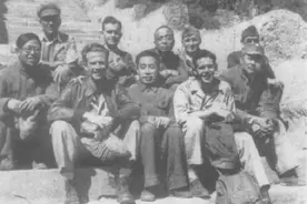 41年，毛主席在延安交际处食堂遇暴徒，金城舍身护住主席：好险图片
