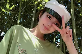 周扬青更新近照，穿绿色T恤笑容灿烂，网友调侃真是心胸宽广图片