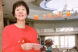 郎平包饺子暴露豪宅内景，客厅餐厅厨房连成一片，两个大吊灯抢镜图片