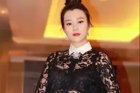 郝蕾还是瘦下来更好看，蕾丝衬衫配白裙勒出小蛮腰，美出了新高度图片