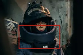 《拆弹专家2》防暴服真的能挡得住狙击枪的子弹吗？估计有点悬图片