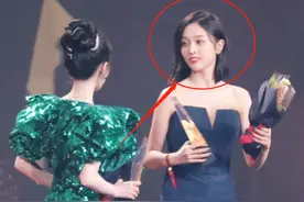 鞠婧祎把水洒到吴宣仪裙子上，看清吴宣仪的表情，脾性如何很显然图片
