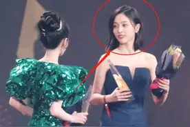 鞠婧祎把水洒到吴宣仪裙子上，看清吴宣仪的表情，脾性如何很显然图片