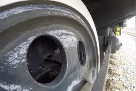 在蒸汽机车走行部连杆上固定一个运动相机，以不一样的视角看火车视频封面