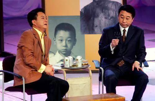中,冯巩第一次登台,和同学表演了一段马季,唐杰忠的名段《友谊颂》,也