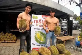 泰国惊现肌肉猛男卖榴莲！引大批女顾客疯狂光顾图片