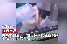 “我可不惯着你！”男子扛40斤水出电梯，被熊孩子拌了一脚，转身一脚踢回去图片