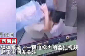 “我可不惯着你！”男子扛40斤水出电梯，被熊孩子拌了一脚，转身一脚踢回去图片