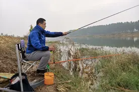 邓刚斩获巨青，真假还没定论，却一举戳穿了“渔获造假”的潜规则图片