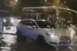 贵州交警积水中狂奔，为生命开道！网友：你雨中奔跑的背影真帅图片