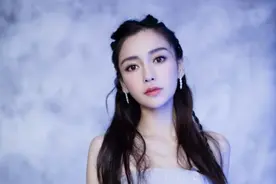 Baby箍完牙卸牙套后照片曝光，大波浪卷发妩媚动人却完全认不出图片