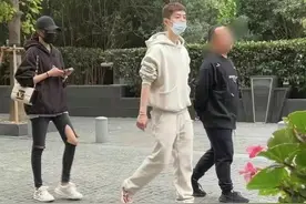 鹿晗关晓彤穿情侣卫衣大方出街，网友曝两人在试探大众对结婚看法图片