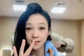 安徽一姐周群曝工资只有3千？上台前还在啃鸭爪，颠覆女神形象图片