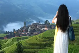 贵州侗寨古建筑，不用一钉一铆只用榫衔接，矗立数百年依然不倒图片