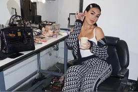 C罗女友穿“拖鞋”翘二郎腿，50万爱马仕强入镜，嘟嘴似卡戴珊图片