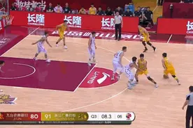 虎父无犬子，李京龙9记三分打疯了，李春江面无表情，大家都懂图片