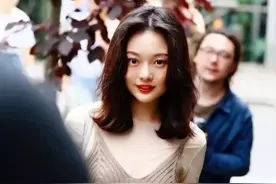 没想到晚晚肋骨外翻这么严重，胸部下方超突出，网友：“四个胸”图片