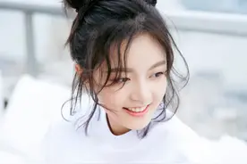 17岁赵今麦越来越会穿了，红色运动裤一边长一边短，潮流又个性图片