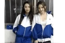 班上两个姑娘追我，左边成绩好，右边家里有钱，我该选谁呢？哈哈图片