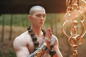 20岁上海肌肉小哥cos游戏武尊，看到身材，网友大呼：让人想破戒图片