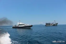 越南渔船炸弹袭击马来西亚海警船，大马力猛烈撞击：突击步枪开火图片