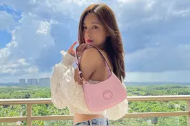 沈梦辰罕见高调，穿泡泡袖露脐装秀马蜂腰，拎万元范思哲挎包炫富图片