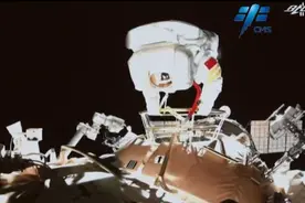 视频！中国女航天员首次太空出舱图片