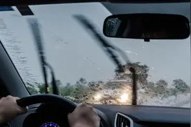 下雨天开车，车主牢记“三要三不要”原则，别拿生命开玩笑图片