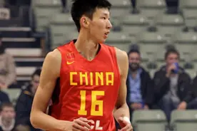 周琦“上头”发球失误，姚明对此痛哭流涕？球迷说男篮输的真窝囊图片