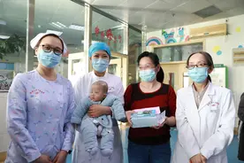 极早产儿小肠坏死多器官衰竭，多名医生联手救治“巴掌宝宝”图片