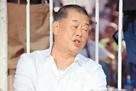 坐牢不忘作秀！妻子跪地祈祷，“港独”黎智英狱中真“忏悔”？图片
