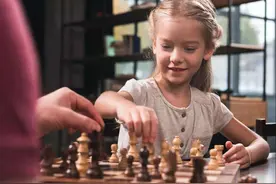 棋盘是浓缩的人生，棋局是变幻的世界图片