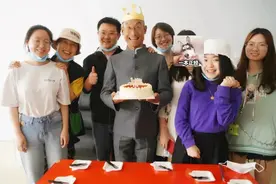 揭秘冬泳怪鸽拍摄《看见》内幕：拒绝接受报酬，50岁第一次过生日图片
