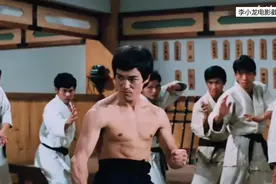 李小龙一脚将人踢飞22米外，吹嘘还是真实，科学分析有理有据图片