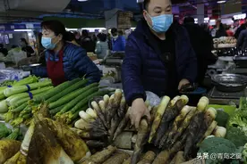 青岛早市上，新鲜竹笋价格下降，4元一斤，能吃到五一前后图片