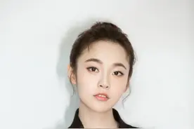 张佳宁身穿银色半身裙，少女感爆棚图片