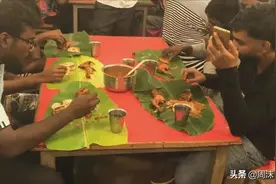 外国人用手吃饭，中国人想学？宝妈：用它干净又卫生图片