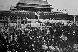 踏寻北京红色印记 | 天安门广场升起新中国第一面五星红旗图片