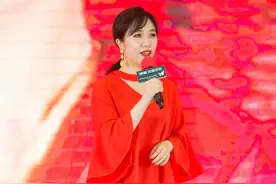 歌手胡杨林沈阳商演 一袭红衣唱响《香水有毒》引粉丝追捧图片