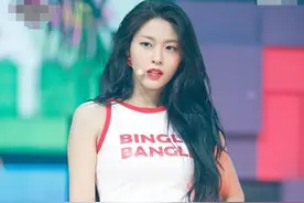 韩国女团成员，长相甜美，马甲线迷人，打卡3个动作，一起练同款图片