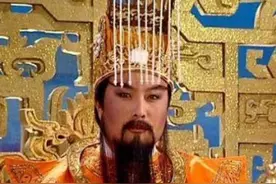 国家一级演员王卫国，回家祭祖，发现冥币上画的竟然是自己图片