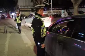 交警拦下“假牌车”, 车牌还少一位, 电话一问不淡定了, 赶紧放行图片