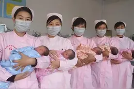 爸爸姓杨，随口给五胞胎取了名字，上户口时工作人员乐的前俯后仰图片