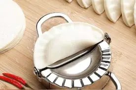 爱吃饺子的人有福了，新式“饺子机”一出，省时省力，家家买得起图片