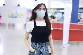 张含韵真会吸引眼球，牛仔裤"撕"开个大口子，秀出了"女团腿"图片