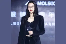 杨颖的衣品越来越时髦 穿“星光”西装配短Bra 发型显成熟图片